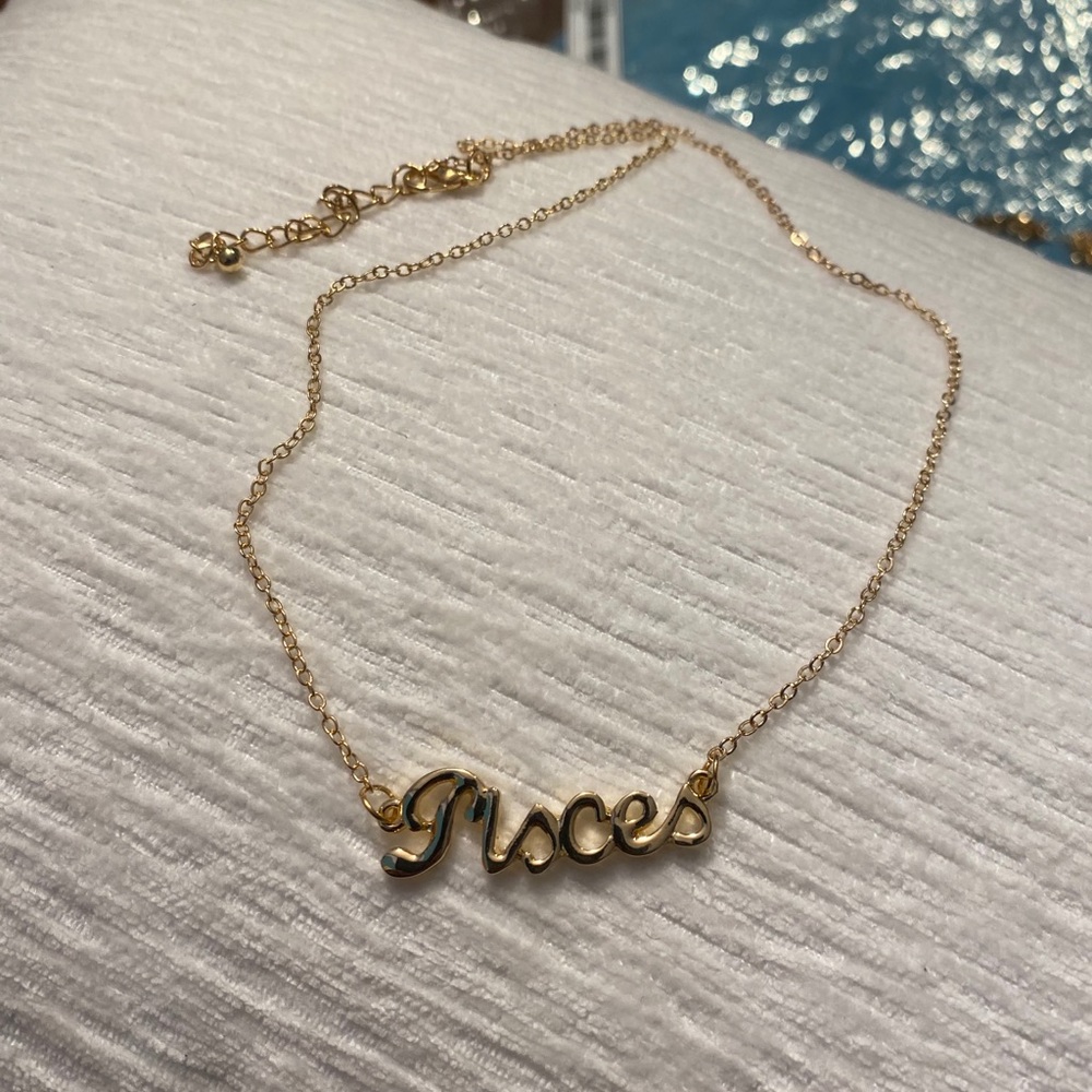MAKEOFFR Gold Pisces zodiac sign necklac